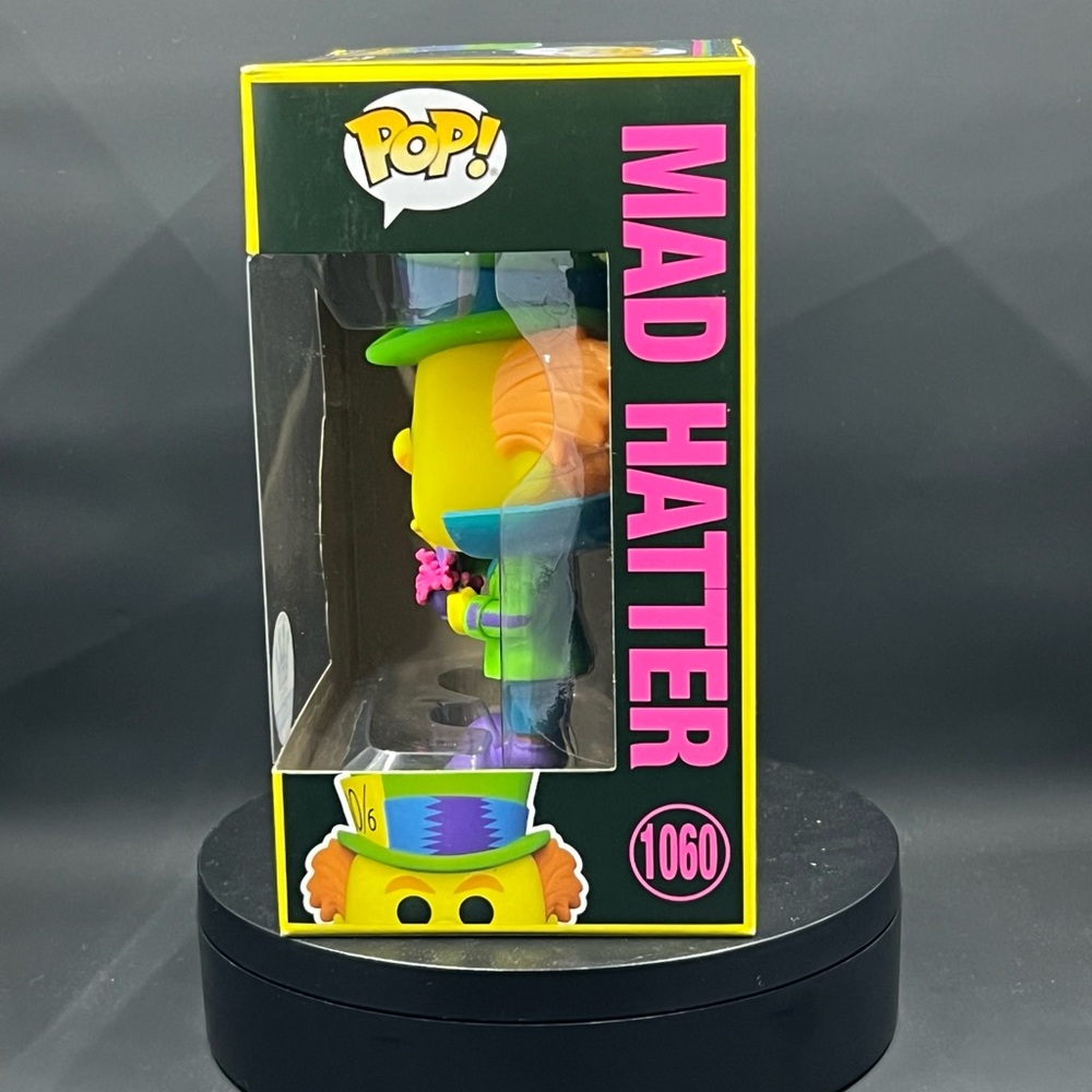 Funko Pop Mad Hatter Exclusive - Yellow and Green - Picture 3 of 5